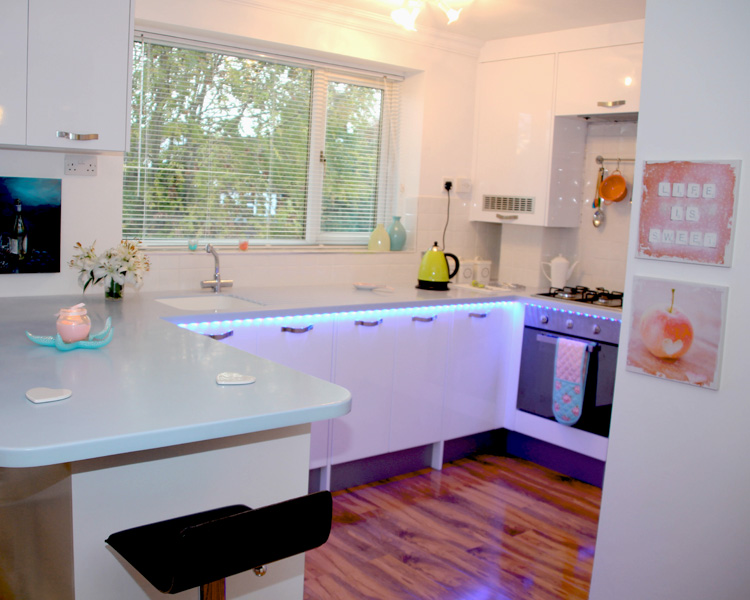 Circular tri-colour reception counter.