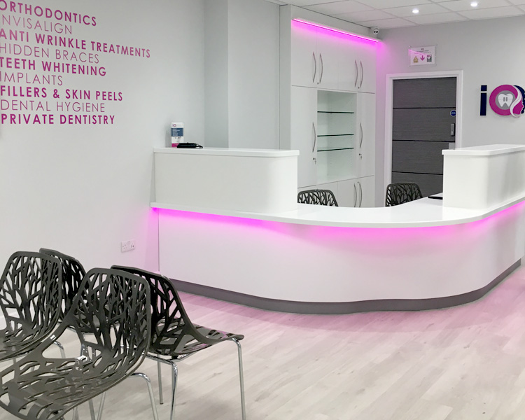 Circular tri-colour reception counter.